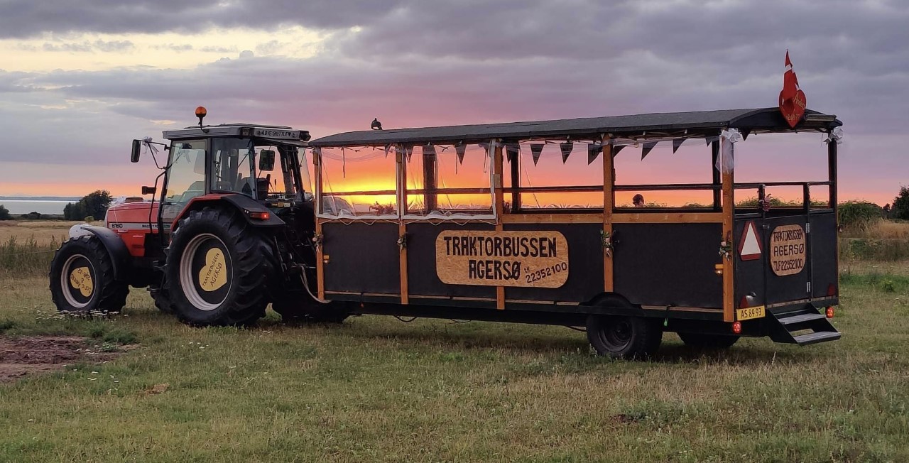 traktorbussen i solnedgang